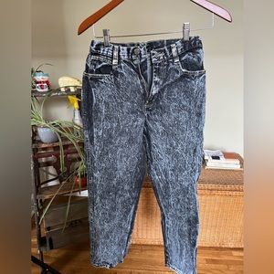 Denim washed 80’s style jeans.